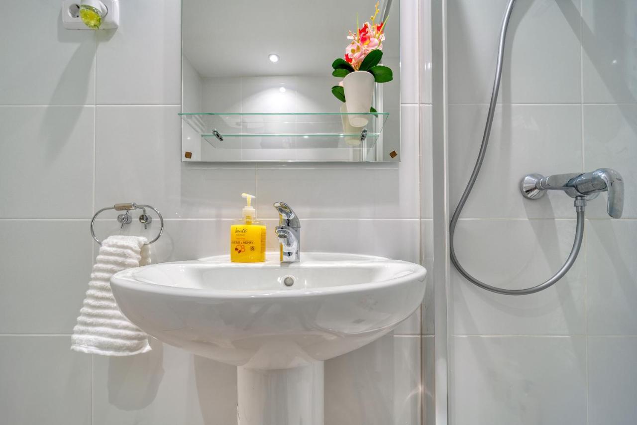 B Casacafe Madrid Pozuelo 2 Bano Fuera De La Habitacion O Compartido Посуэло-де-Аларкон Экстерьер фото